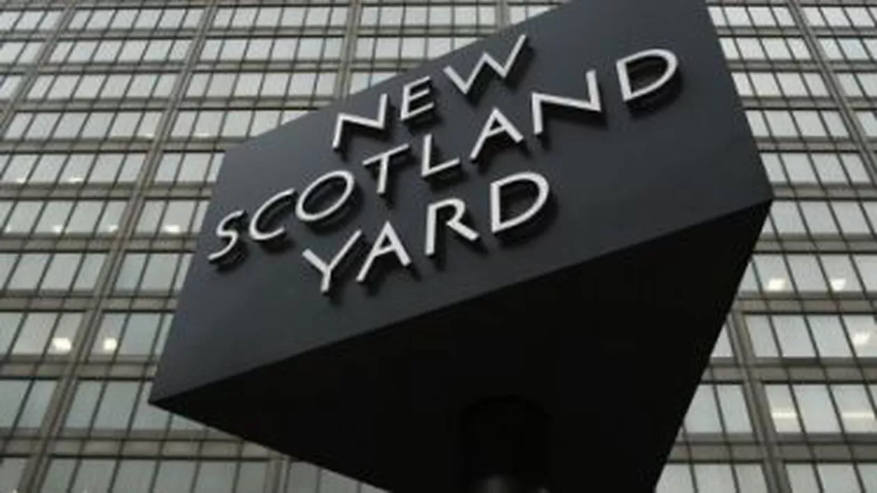 Trei indivizi suspectaţi de activităţi teroriste au fost inculpaţi în Marea Britanie