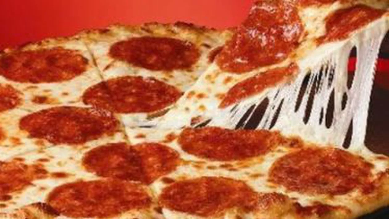 Un bărbat din Cluj a inventat pizza Iohannis cu salam de Sibiu: Ofertă de patru la 54,50 lei, scorul obţinut la alegeri