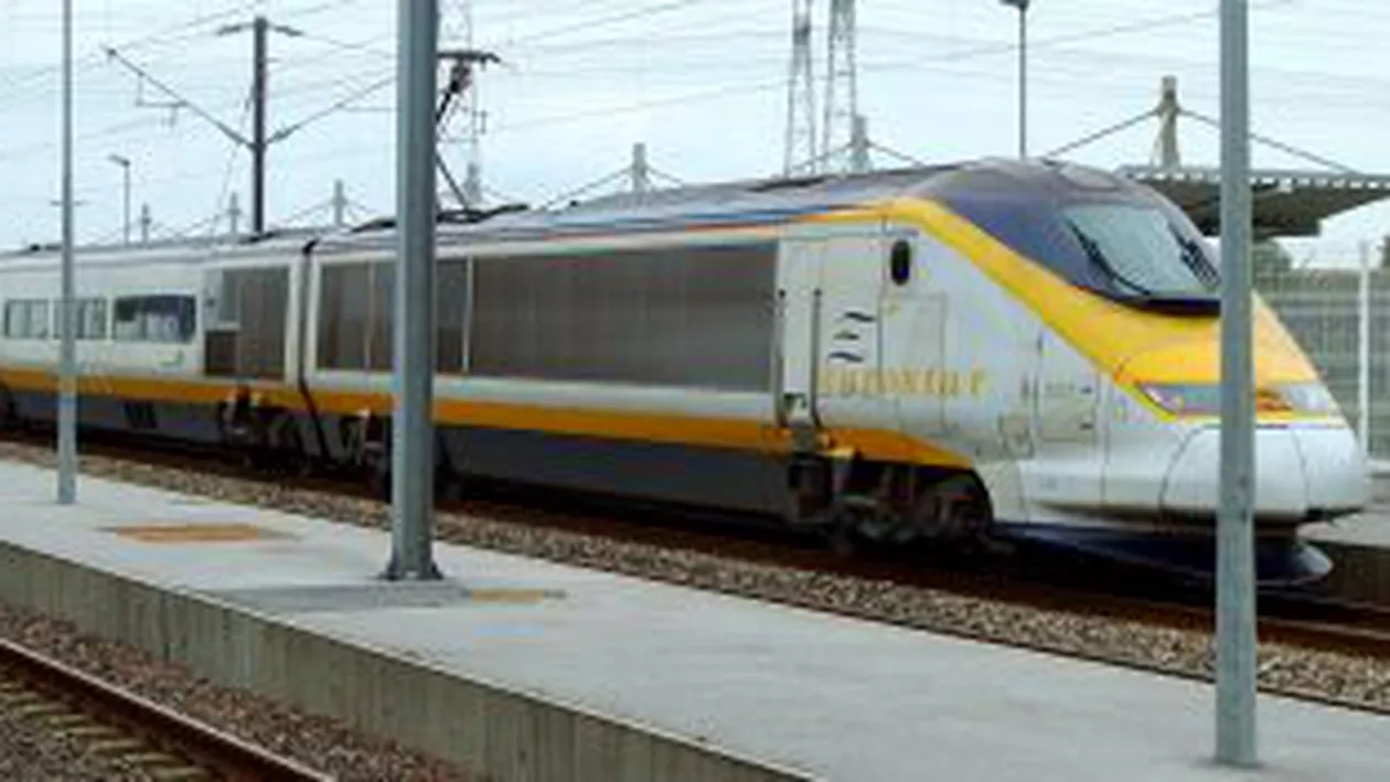 Două trenuri Eurostar, blocate pe calea ferată, după ruperea unor cabluri electrice