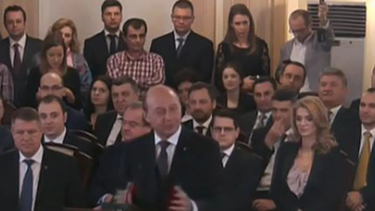 Băsescu, la predarea mandatului către Iohannis: Îi doresc două mandate noului președinte. Transformarea României nu este un proces de 5 ani