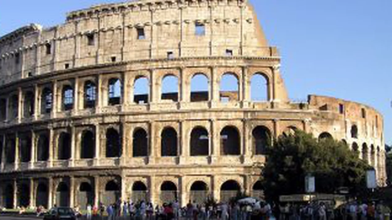 Italia: Turist rus, amendat cu 20.000 de euro şi condamnat la patru luni de închisoare după ce a vandalizat un perete al Colosseumului