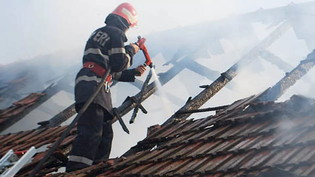 București: Incendiu la o casă din zona Băneasa. Trei persoane au fost evacuate