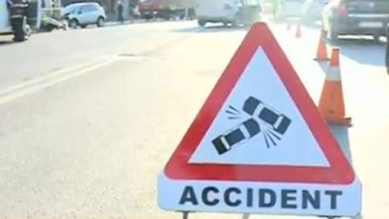 Accident cu cinci mașini din cauza poleiului pe DN 703B