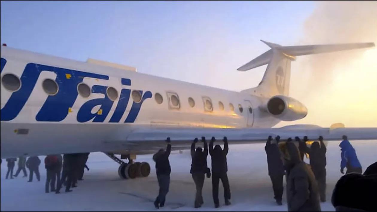 Mai mulți pasageri ruși, nevoiţi să împingă un avion al cărui tren de aterizare îngheţase (VIDEO)