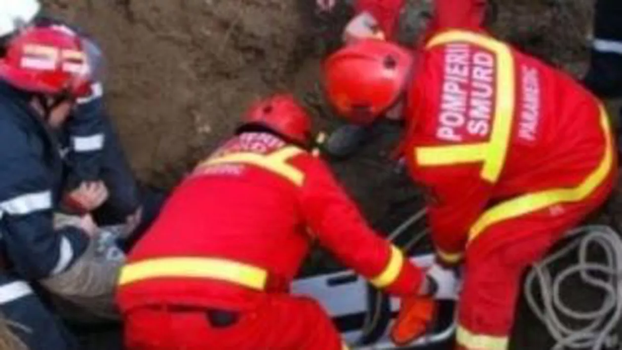 Mehedinți: Doi muncitori care lucrau la canalizare au murit, după ce au fost prinși sub un mal de pământ