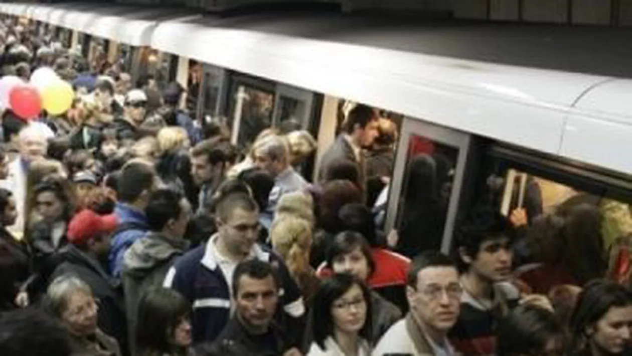 Circulație întreruptă la metrou, după ce un tren s-a defectat în stația Tineretului