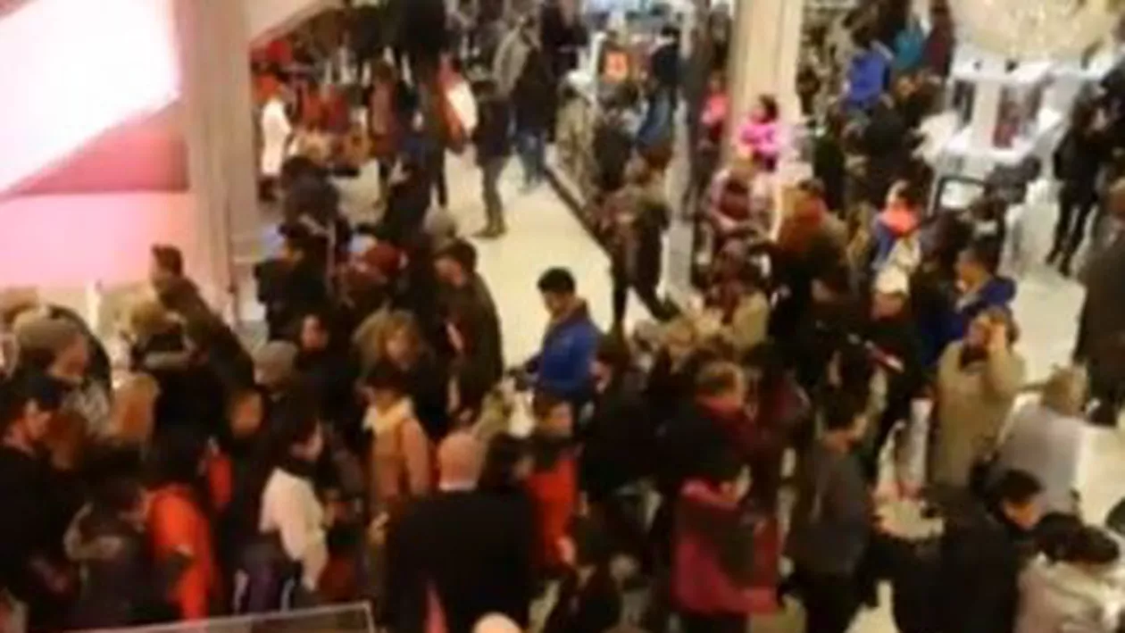 Isterie de Black Friday, în SUA și Marea Britanie: Milioane de oameni s-au îmbulzit în magazine pentru a prinde marile reduceri (VIDEO)