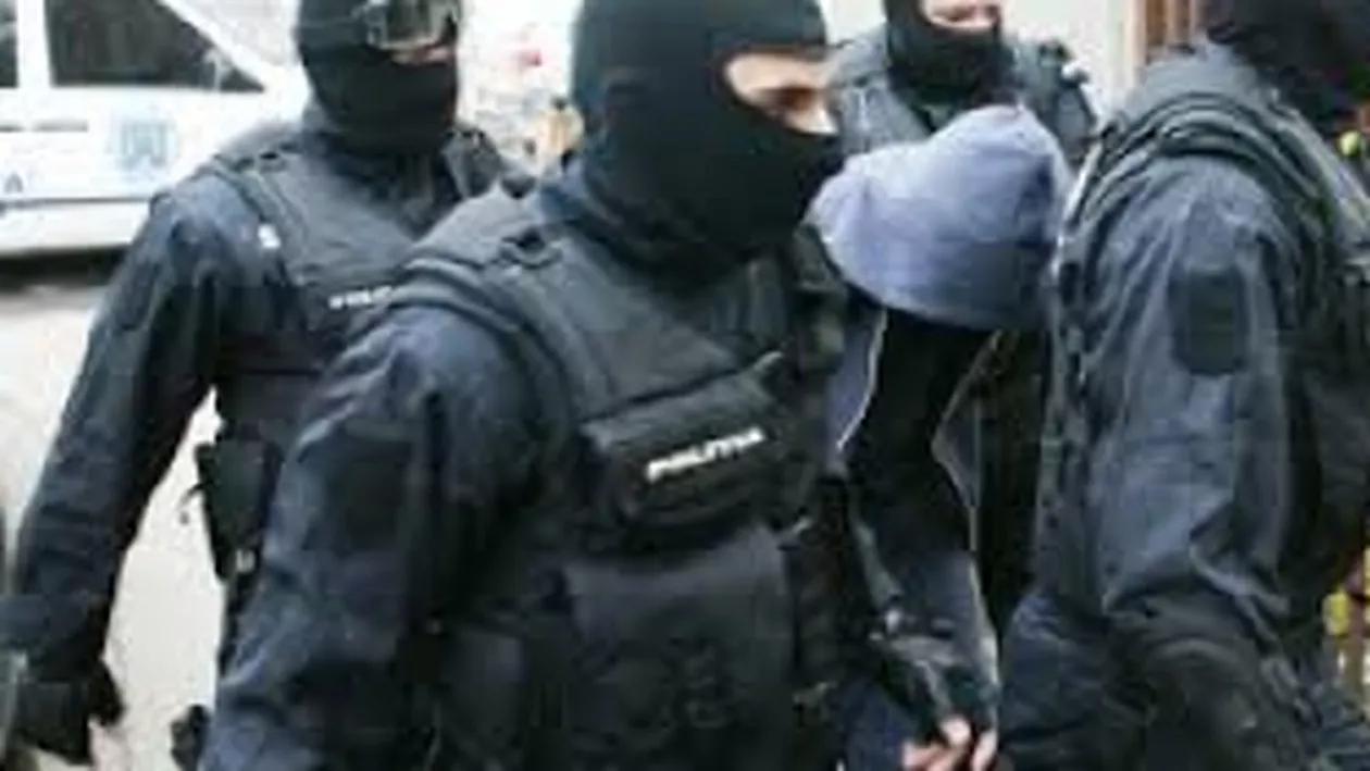 Percheziţii într-un dosar de proxenetism, în care este vizat şi un profesor universitar