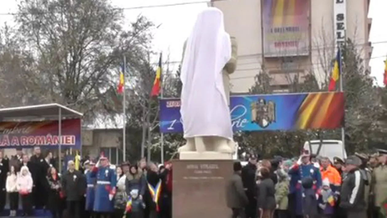 Cum s-au chinuit oficialităţile din Slobozia să dezvelească statuia lui Mihai Viteazul, de 1 Decembrie (VIDEO)