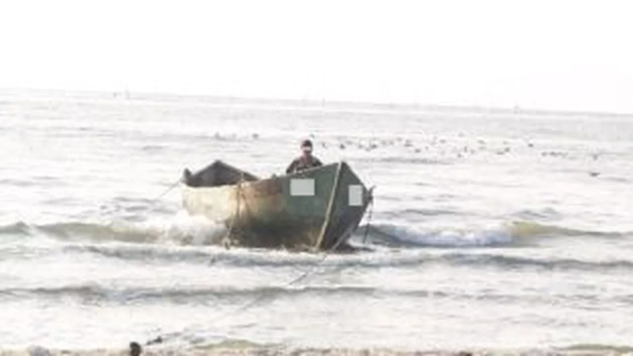 Autoritățile din Tulcea caută un tânăr, dipărut pe lacul Razelm, după ce ambarcațiunea în care se afla s-a răsturnat