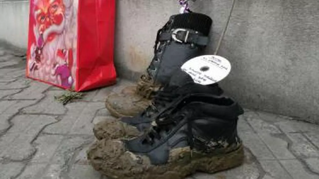 Protest inedit al unui primar din Hunedoara: Papuci cu noroi așezați în fața sediului companiei de apă