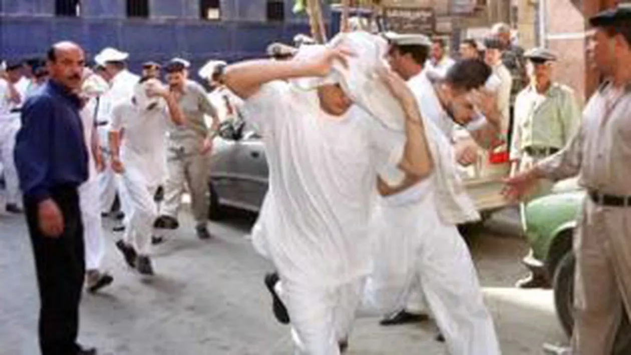 Egipt: 33 de bărbați, arestați pentru ”desfrâu” într-un hamam din Cairo