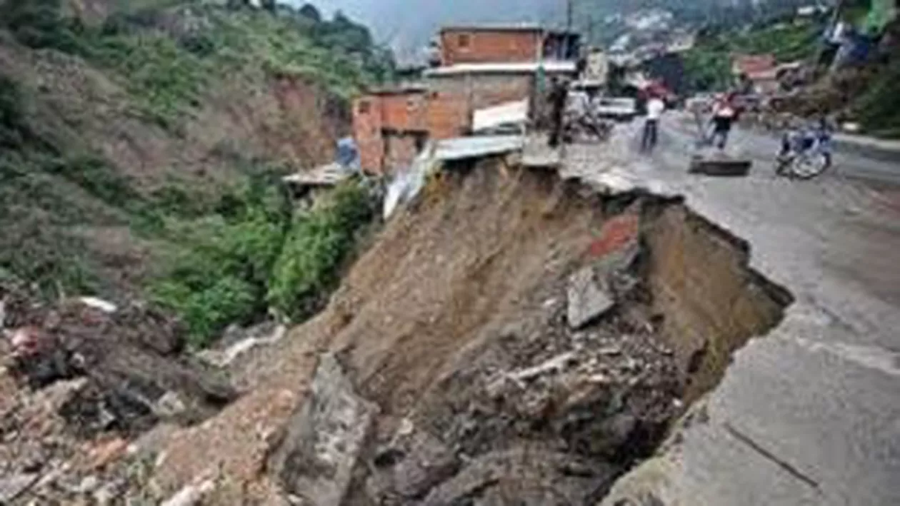 Prahova: Alunecări de teren, în mai multe localități din județ. Două stânci, în pericol de a se păbuși pe DN1