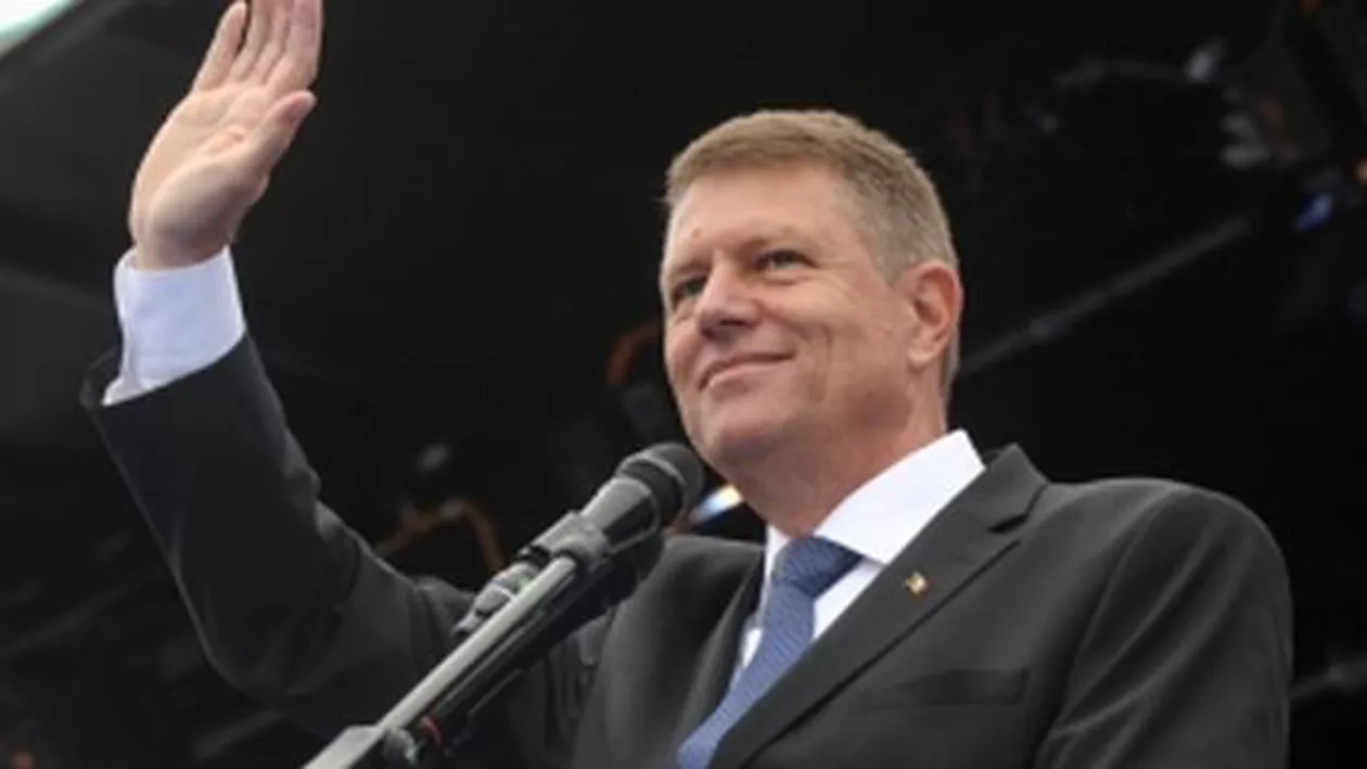 Mesajul de campanie al lui Klaus Iohannis, arborat la 4884 metri, alături de drapelul României (FOTO)
