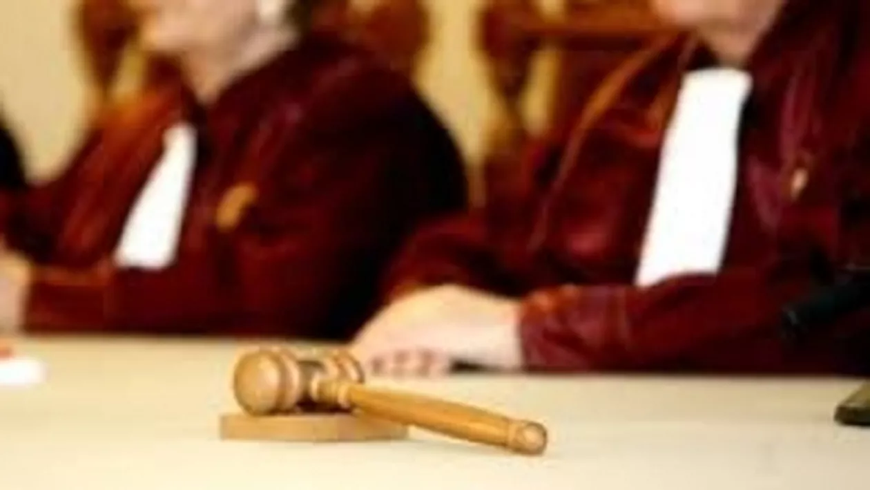 CCR amână pentru 16 decembrie decizia privind articolul de incompatibilitate care îl vizează şi pe Klaus Iohannis