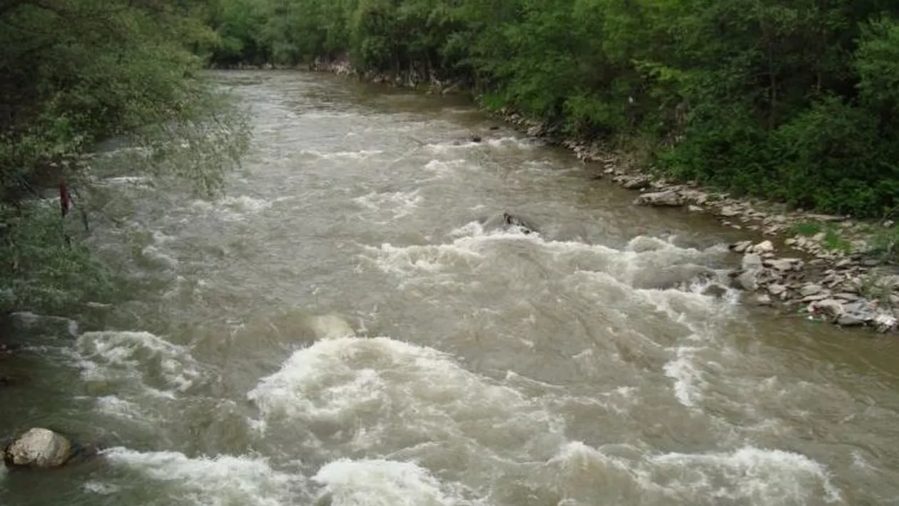 Argeș: Un bătrân a murit înecat în urma inundațiilor abundente