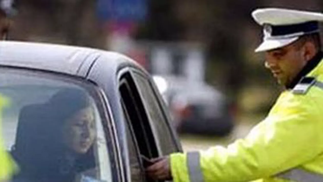 Un agent de poliție din Suceava de pe o mașină cu radar a fost reținut după ce a luat bani de la un șofer