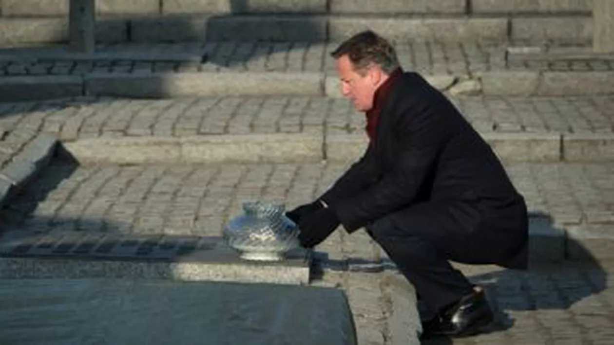 Premierul britanic David Cameron a adus un omagiu victimelor de la Auschwitz