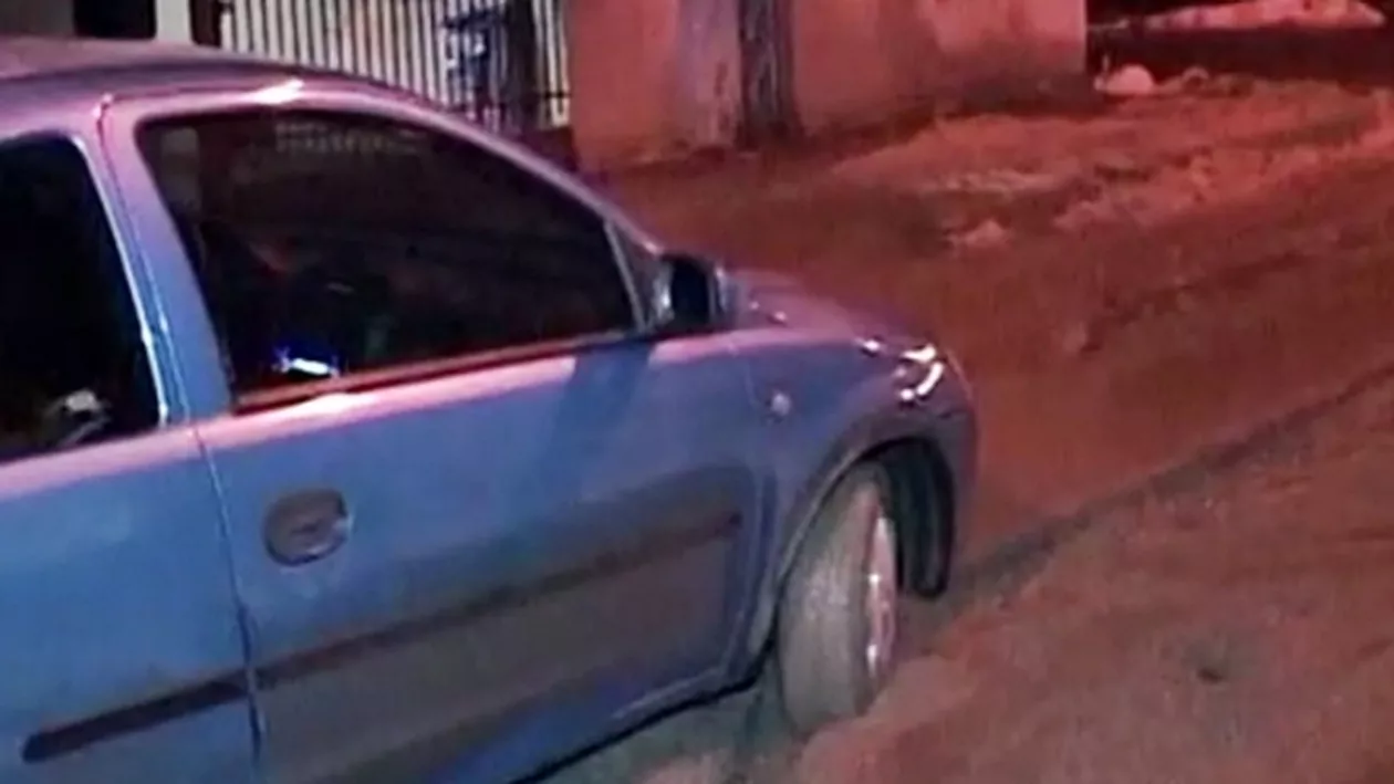 Câmpina: Mașini blocate în ciment, după ce lucrătorii au asfaltat pe ploaie și n-au semnalizat zona (VIDEO)