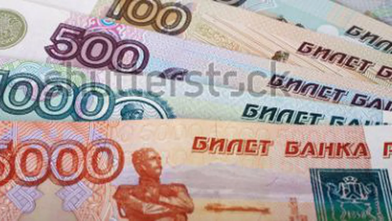 Rubla a coborât sub pragul istoric de 60 unități pentru un dolar