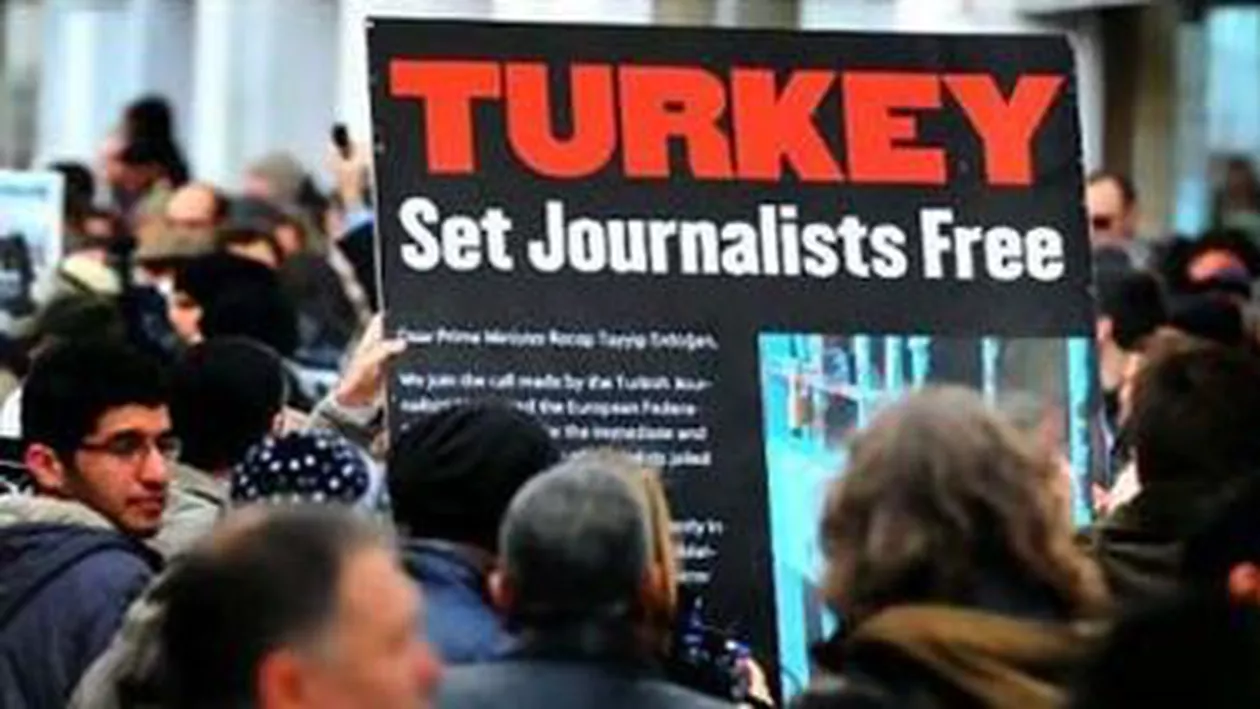Uniunea Europeană a înăsprit tonul față de Turcia, în urma unor raiduri ale poliției împotriva presei