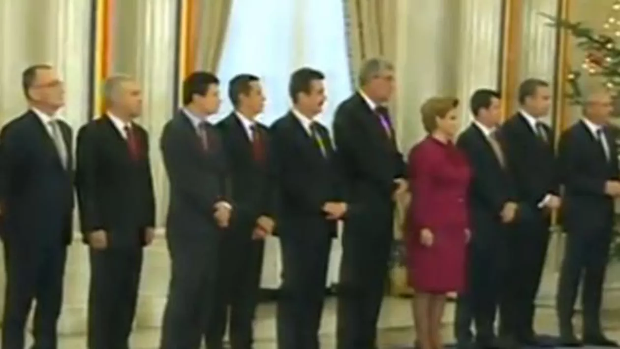Momente comice de la ceremonia de învestitură a noului Guvern (VIDEO)