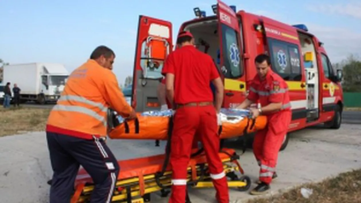 Tânără din Galați, la spital după ce un pasager i-a prins capul în ușa unui microbuz