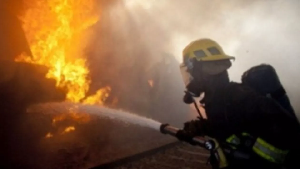 Incendiu într-un bloc din Sectorul 2 al Capitalei: O femeie a fost intoxicată cu fum
