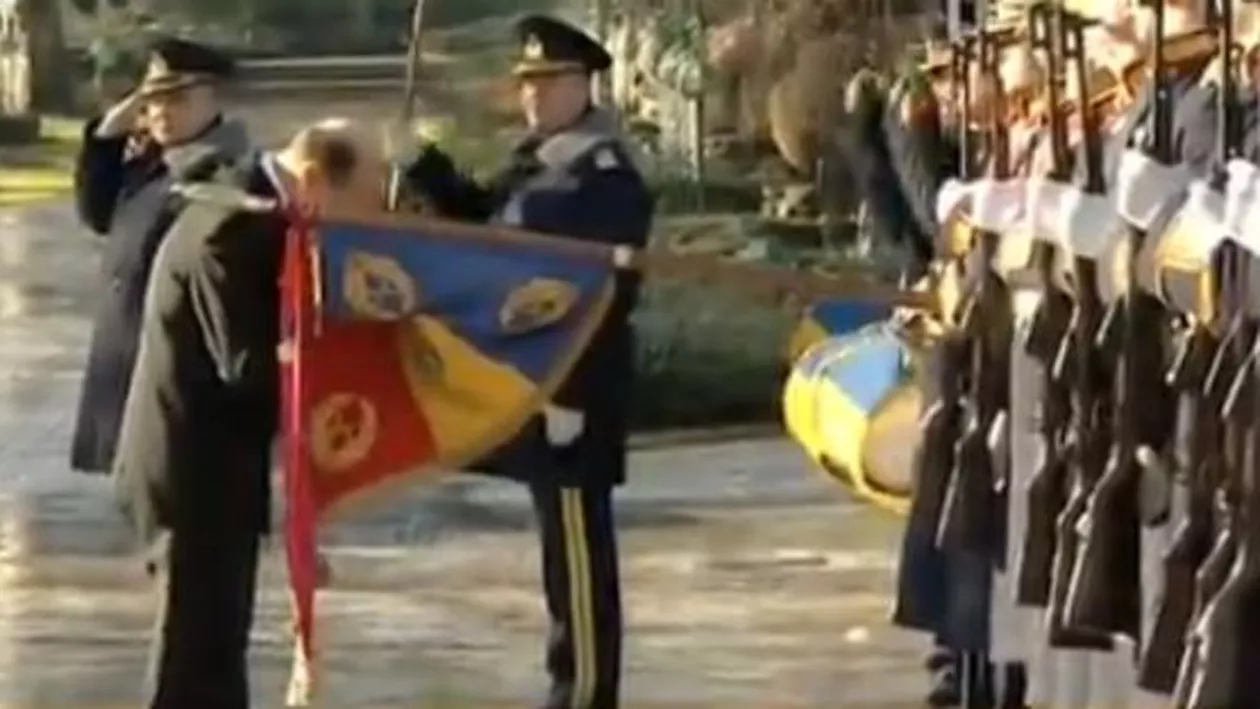 Moment emoționant: Traian Băsescu a primit pentru ultima dată onorul militar și a sărutat drapelul înainte de a pleca de la Cotroceni (VIDEO)