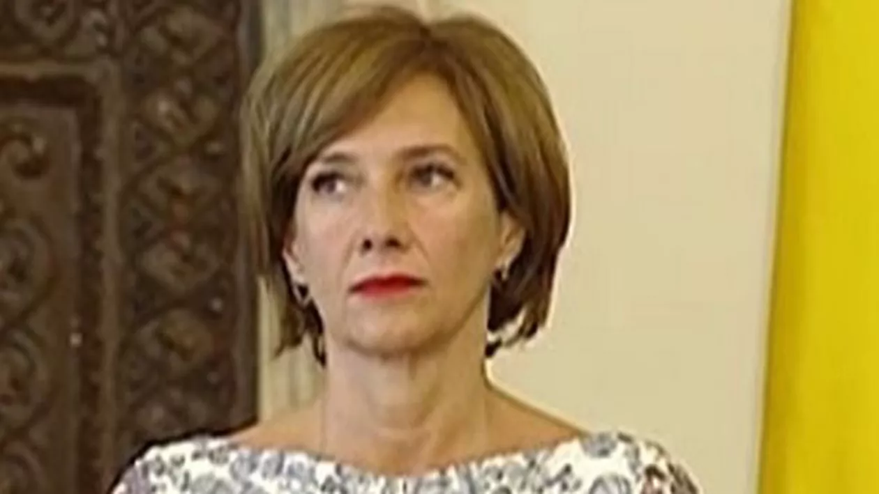 Vestimentația primei doamne la învestirea lui Klaus Iohannis, criticată de stiliști: Ținuta este nepotrivită. Rochia trebuiă să fie mai lungă (FOTO)