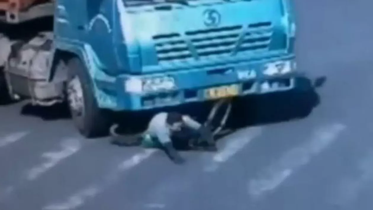 China: Un biciclist a scăpat în mod miraculos cu viață după ce un camion a trecut peste el (VIDEO)