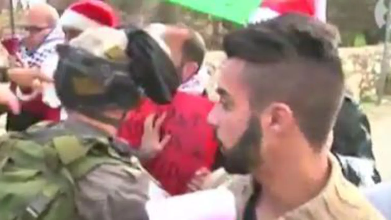 Israel: Palestinieni îmbrăcați în Moș Crăciun, împiedicați de forțele de ordine să intre în Betleem