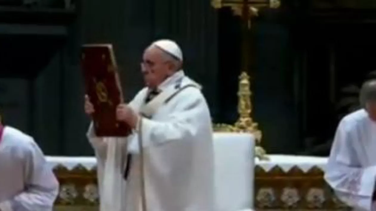 Papa Francisc a oficiat liturghia din Ajunul Crăciunului, în cadrul unei ceremonii grandioase, la Vatican (VIDEO)