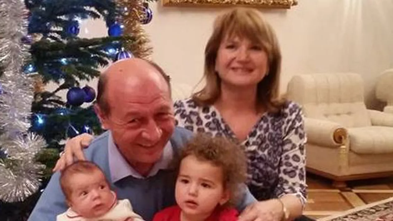 Traian Băsescu, înconjurat de familie și nepoți, de Crăciun: Fostul președinte a postat imagini cu cei dragi în jurul bradului (FOTO)
