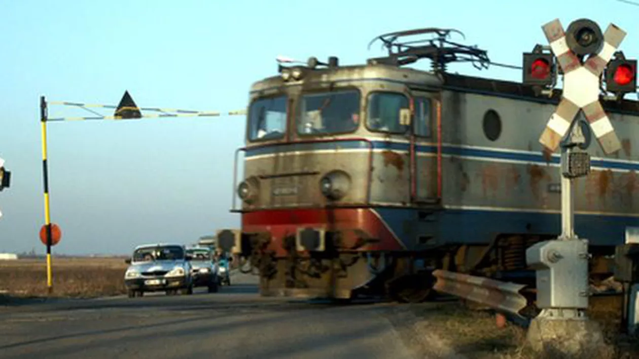 Cluj: O femeie a murit, iar doi copii au fost răniți după ce maşina în care erau a fost lovită de tren