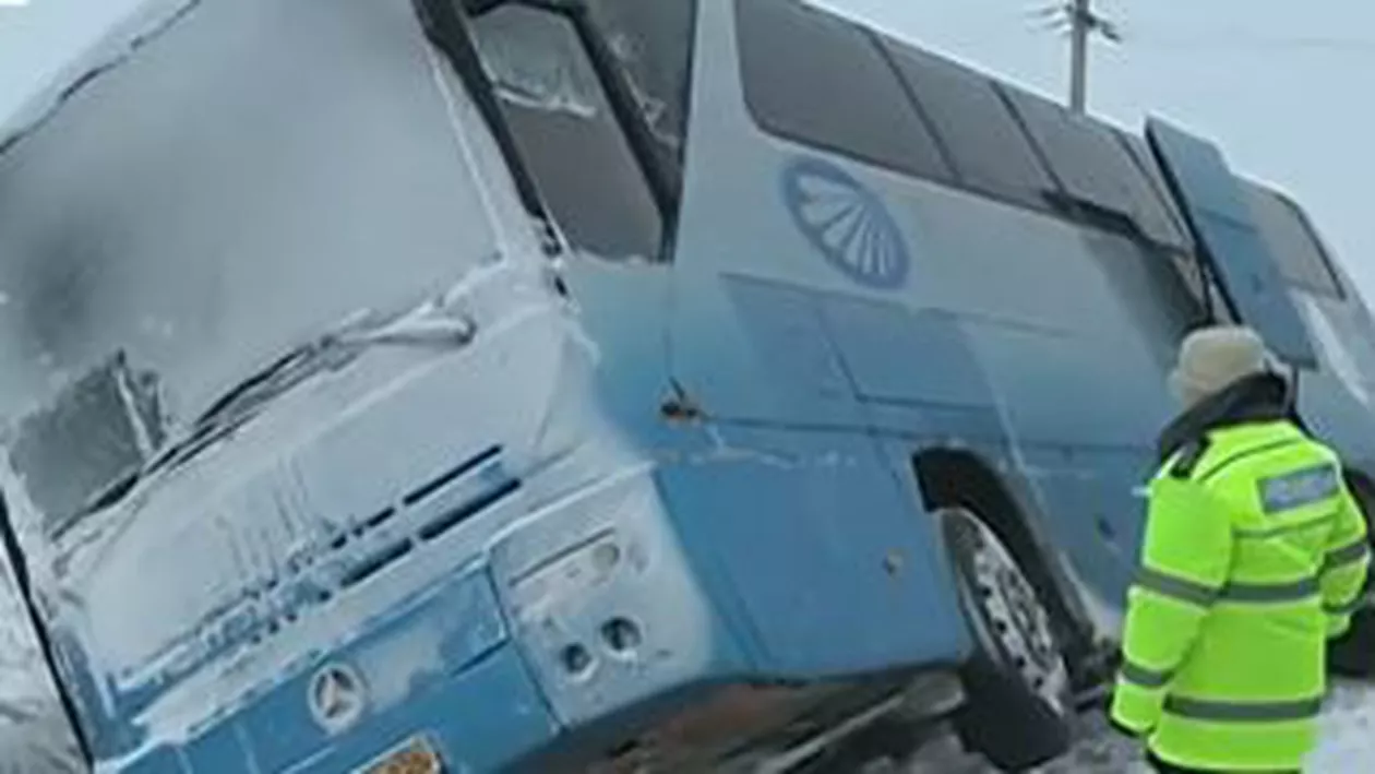Buzău: Un autocar cu 33 de persoane a derapat într-un șanț. Niciun pasager nu a fost rănit