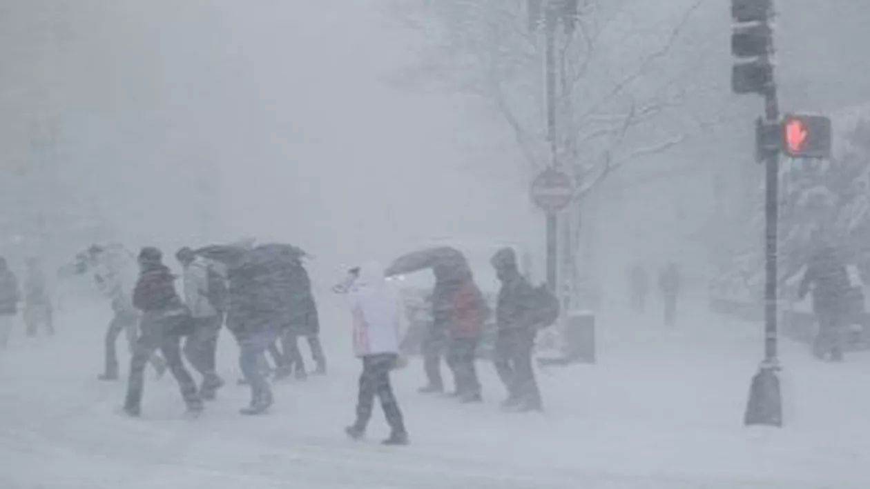 Bărbat căruia i s-a făcut rău pe un câmp şi a căzut în zăpadă, salvat de un călător dintr-un tren