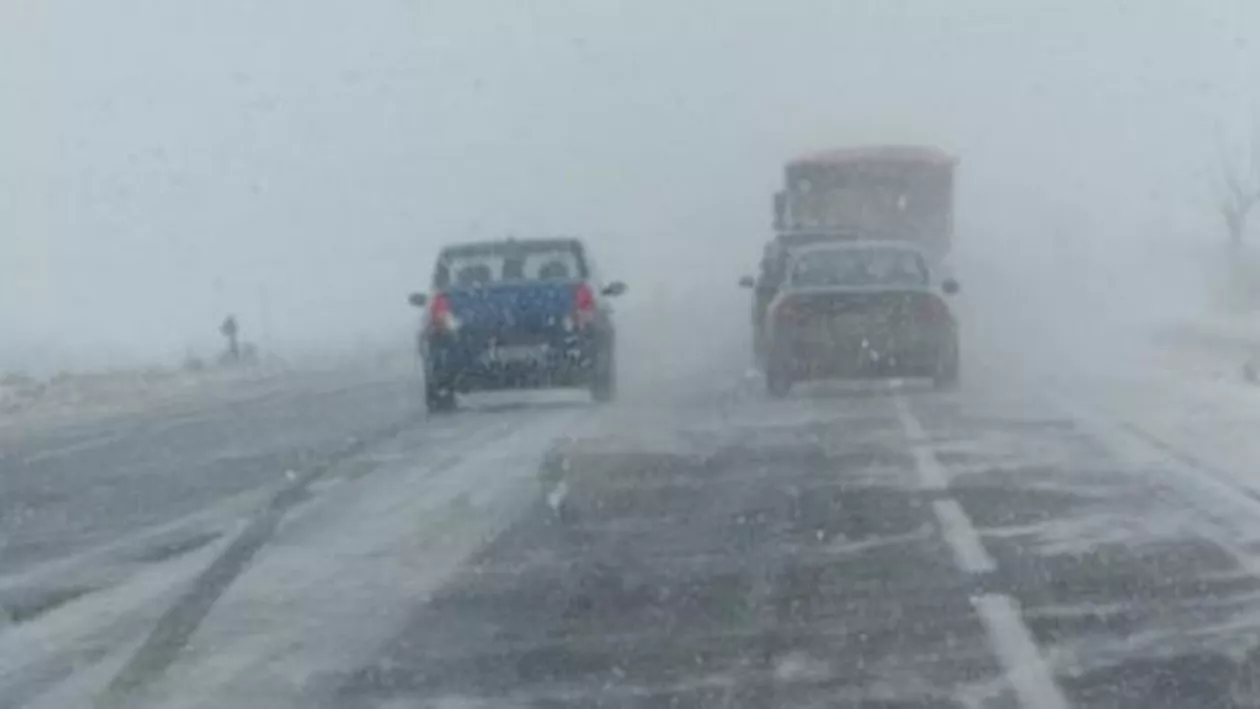Galați: Un microbuz cu 26 de elevi nu și-a mai putut continua drumul din cauza viscolului