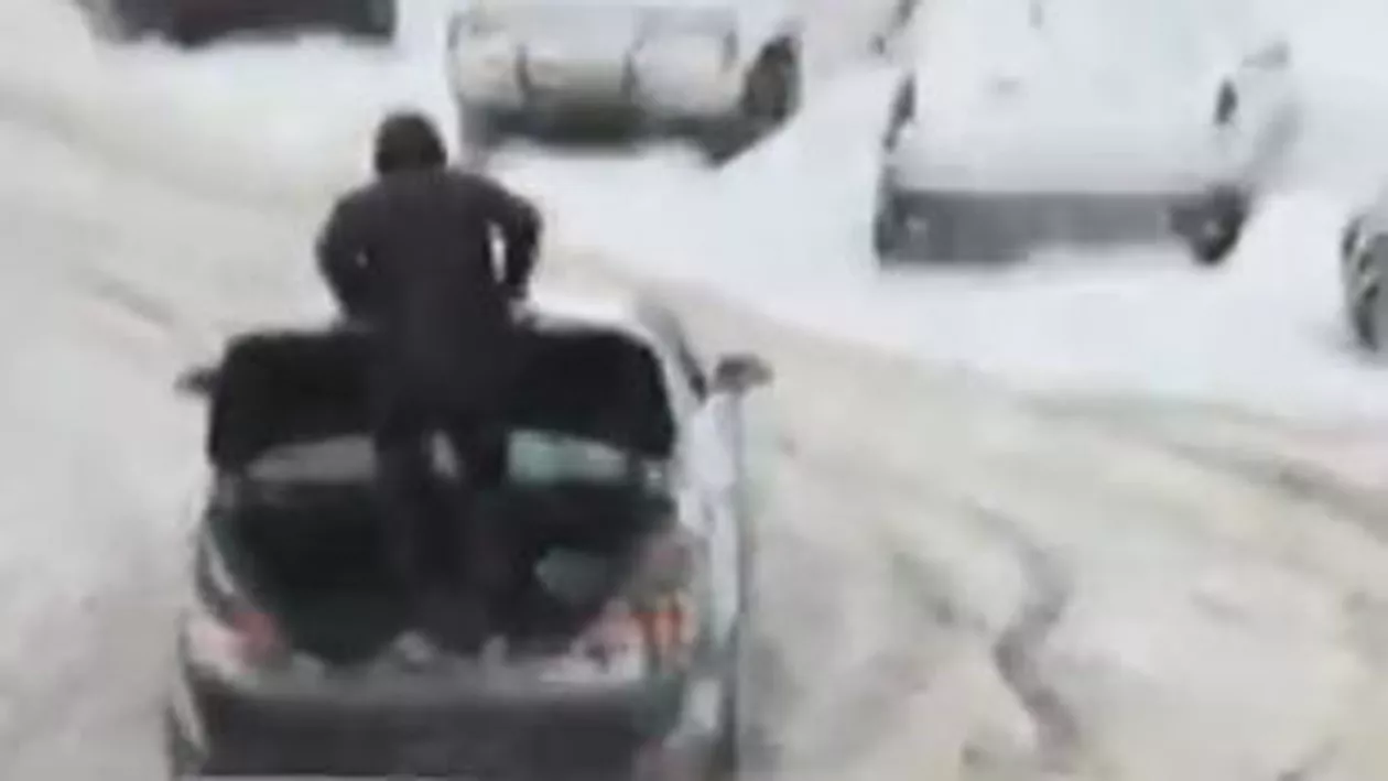Săritul în portbagaj, cea mai nouă metodă de deszăpezire (VIDEO)