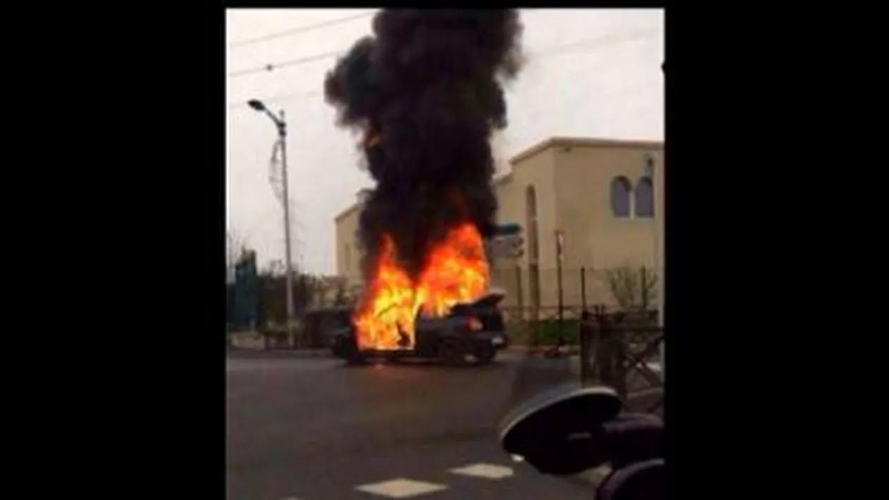 O mașină a explodat lângă o sinagogă din apropiere de Paris