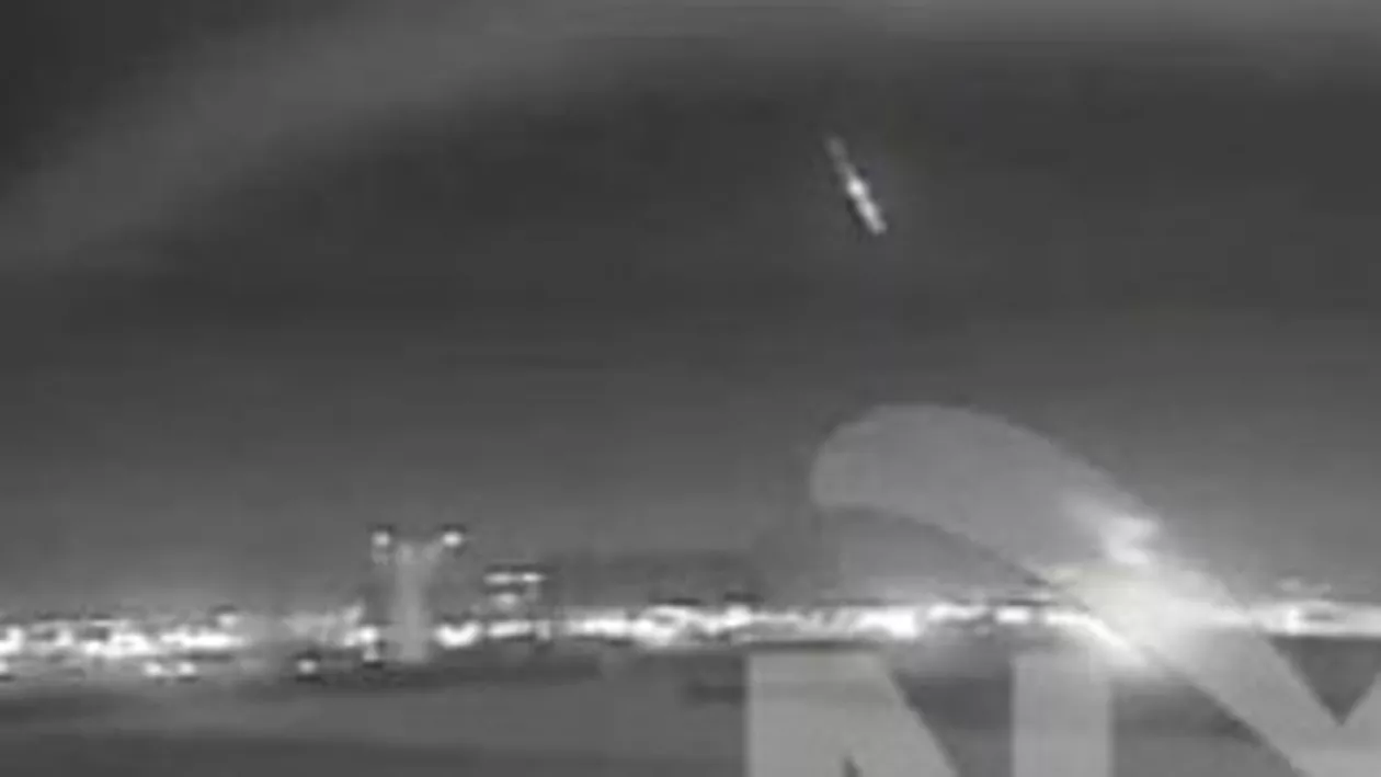 Primele imagini cu meteorul care a brăzdat cerul României miercuri noapte (VIDEO)