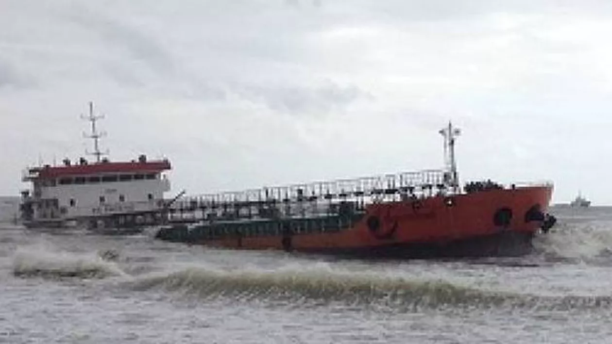 MAE: Petrolierul bombardat în Libia, la bordul căruia este trupul unui român, a sosit în Grecia