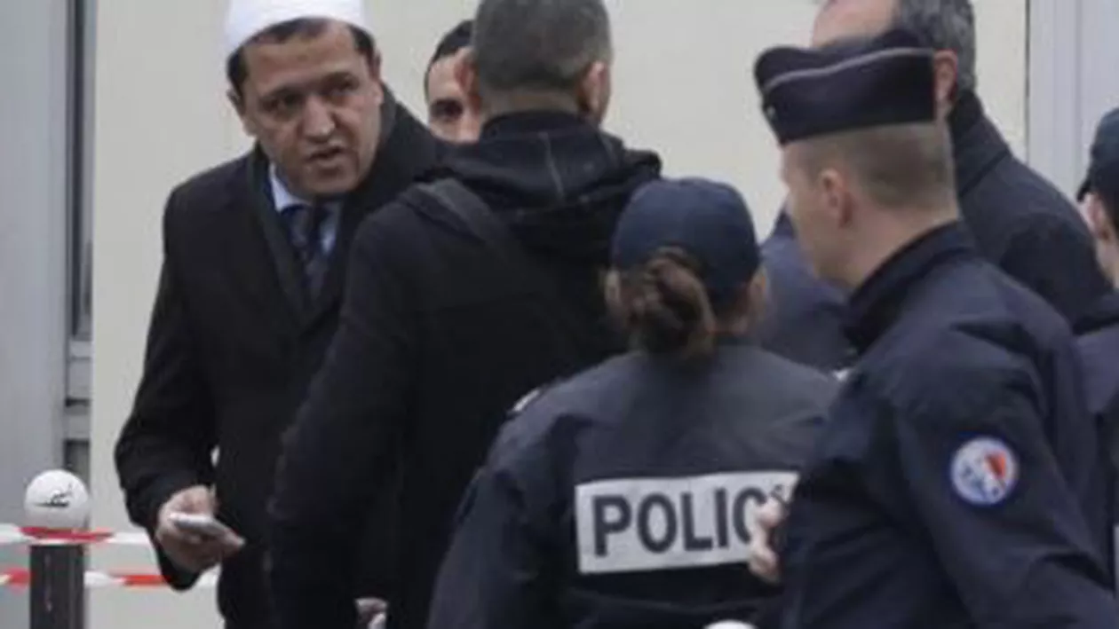 Unul dintre suspecții atacului de la Charlie Hebdo s-a predat poliției