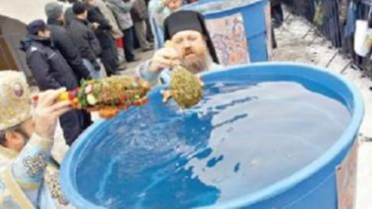 Preoții din Botoșani au sfințit apa de la robinet: Va avea proprietăți speciale timp de opt zile