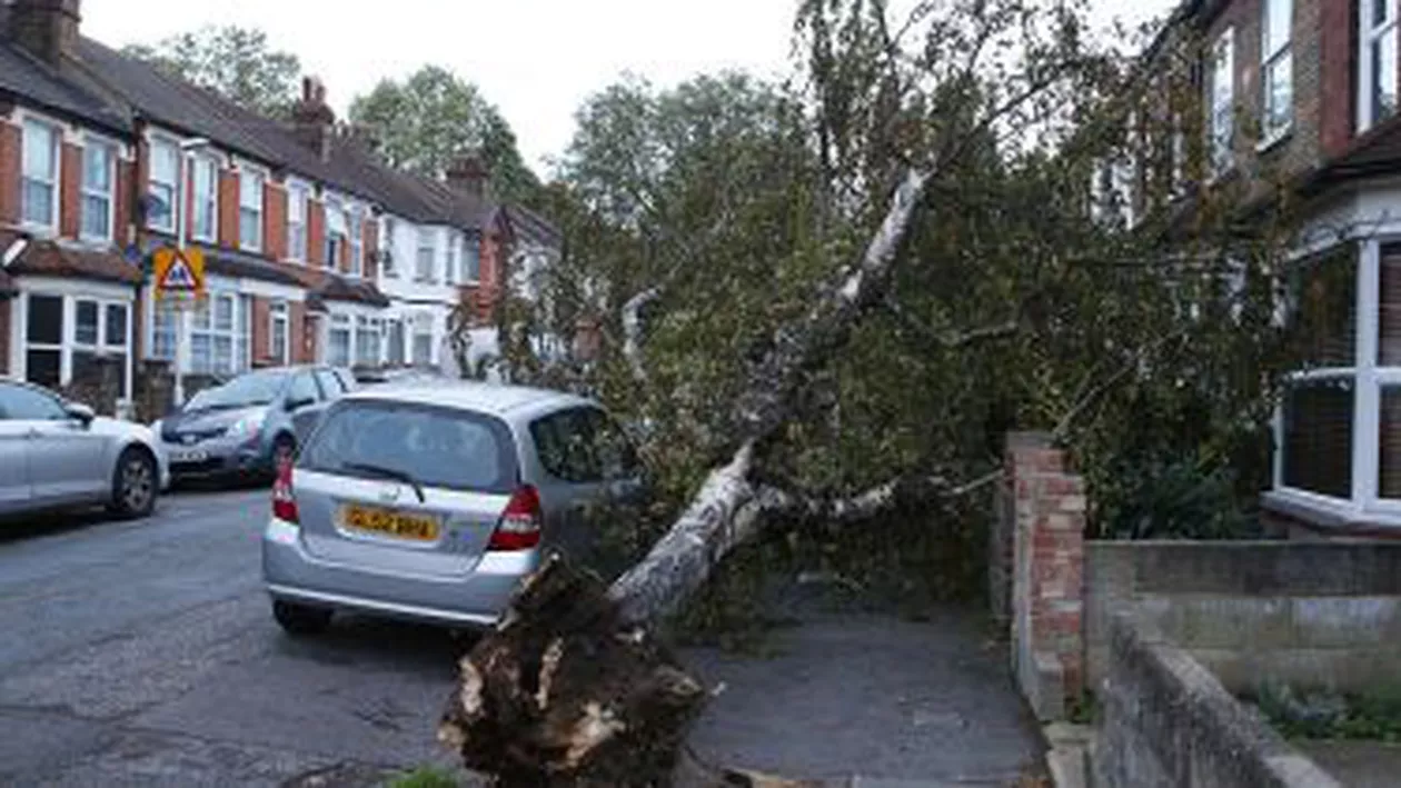 Marea Britanie, amenințată de o furtună violentă: Traficul feroviar din Scoția este paralizat