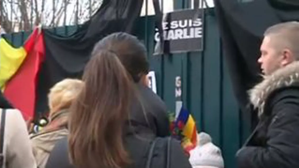 Peste 100 de oameni s-au reunit în fața Ambasadei Franței la București pentru a participa la un marș al solidarității (VIDEO)