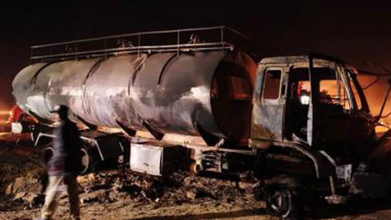 Pakistan: Cel puțin 59 de persoane au murit după ce o cisternă a intrat într-un autobuz cu pasageri