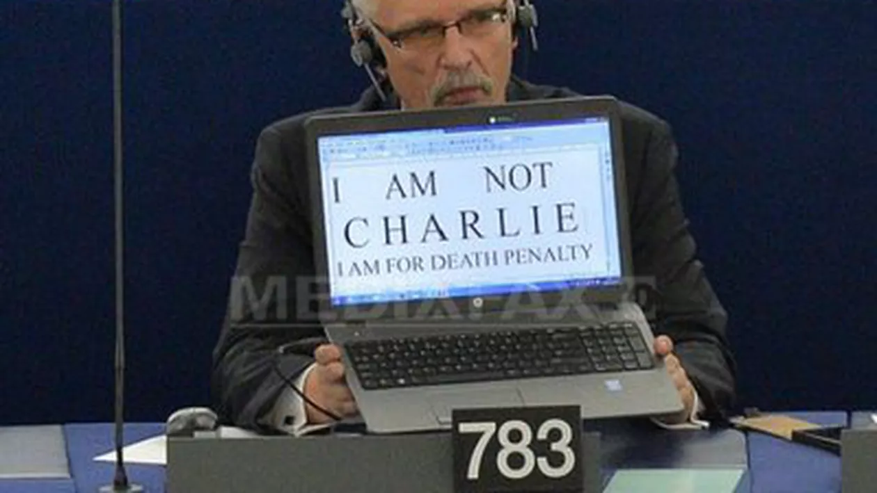 Mesajul unui eurodeputat extremist polonez în Parlamentul European: "Eu nu sunt Charlie, dar vreau pedeapsa cu moartea"