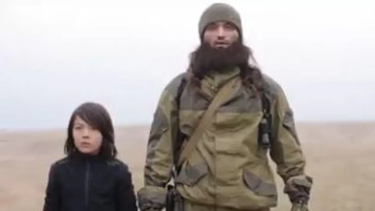 O filmare a Statului Islamic cu un copil care execută doi agenți ruși stârnește controverse (VIDEO)
