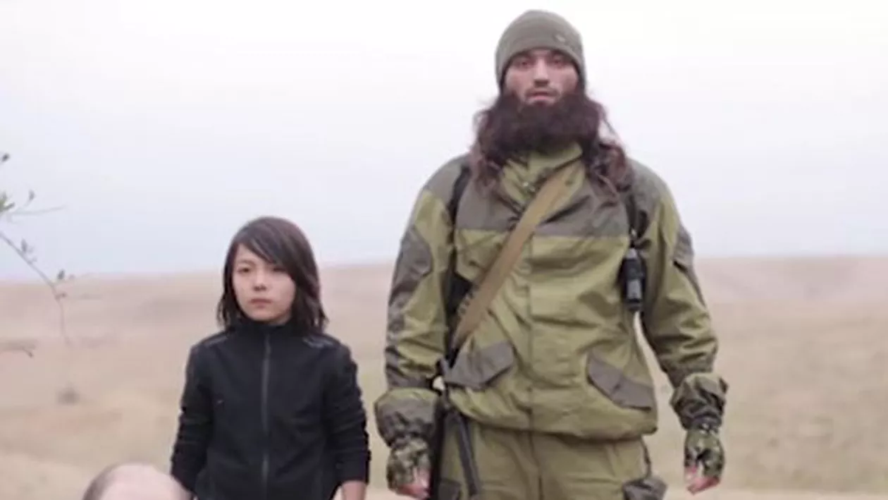 Nouă execuție filmată de Statul Islamic: Un copil de 10 ani împușcă doi agenți secreți ruși (VIDEO)